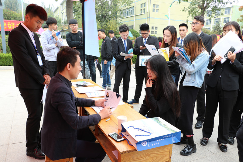 青岛理工大学临沂校区成功举办2019届毕业生供需见面会