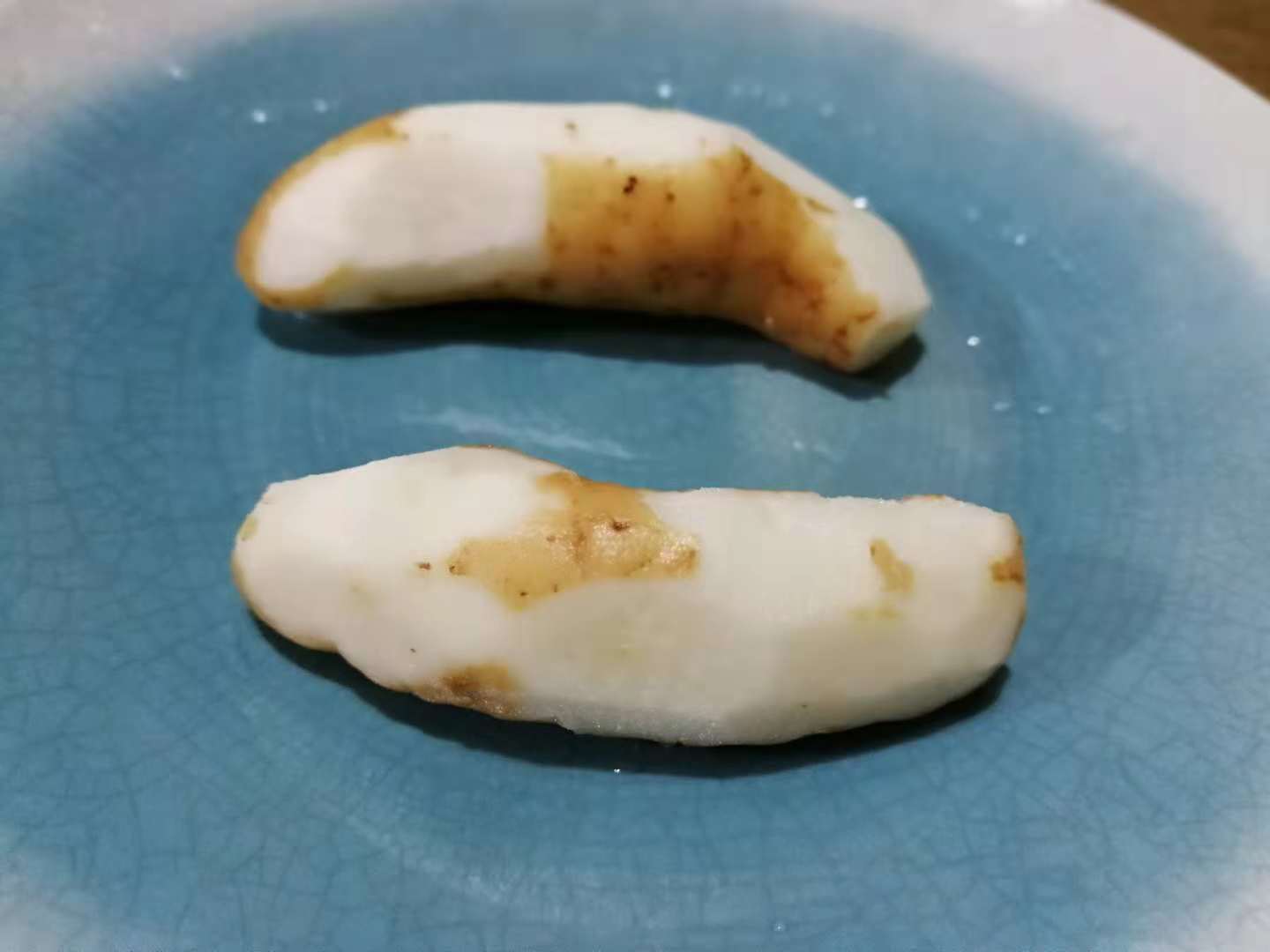 新鲜天麻炖土鸡，汤色乳白清香，可补脑明目，秋天要多喝！