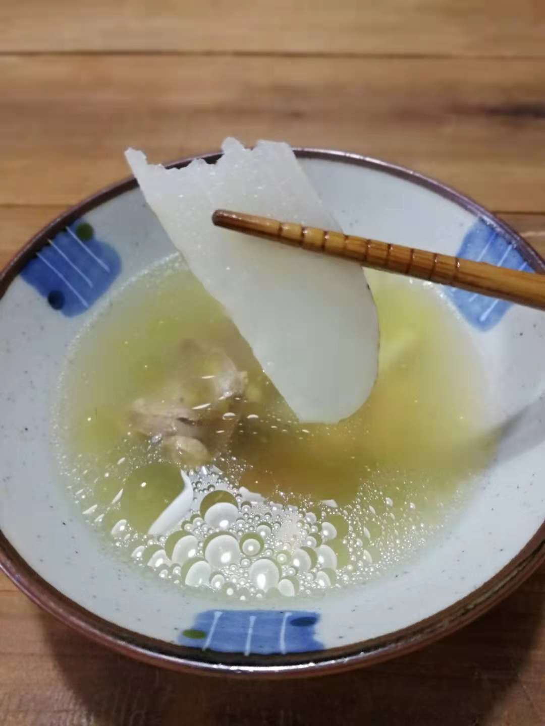 新鲜天麻炖土鸡，汤色乳白清香，可补脑明目，秋天要多喝！