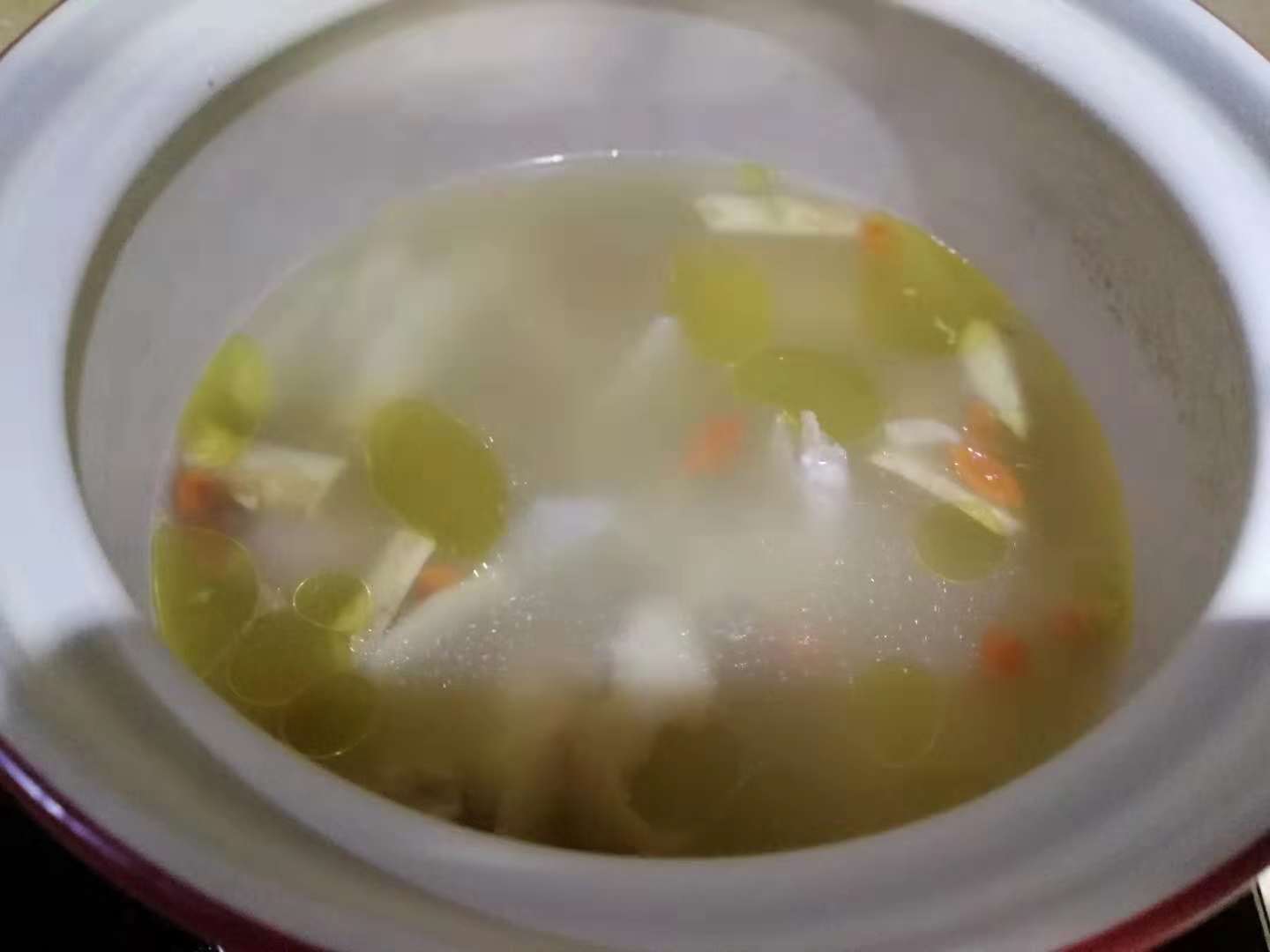 新鲜天麻炖土鸡，汤色乳白清香，可补脑明目，秋天要多喝！