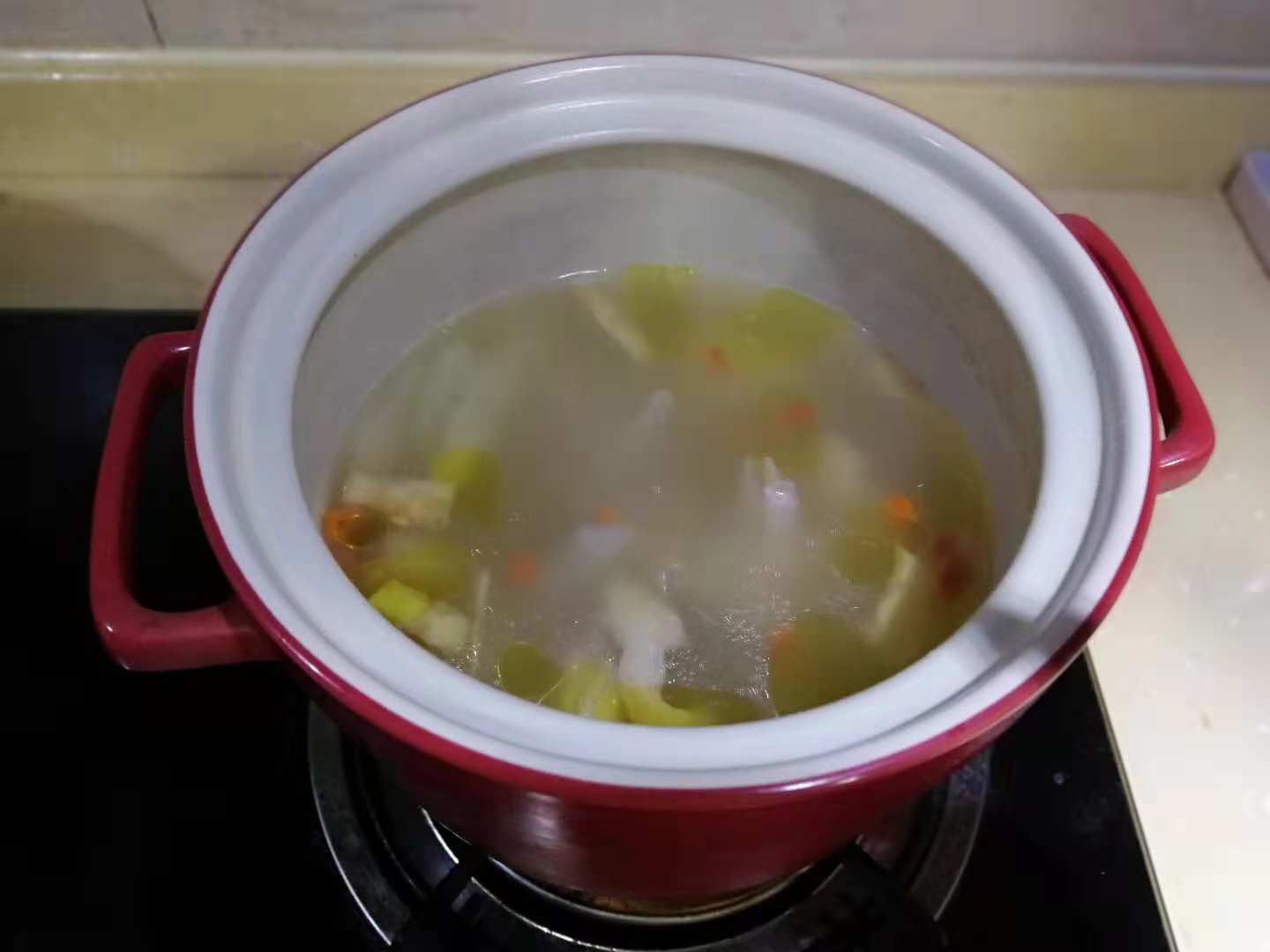 新鲜天麻炖土鸡，汤色乳白清香，可补脑明目，秋天要多喝！
