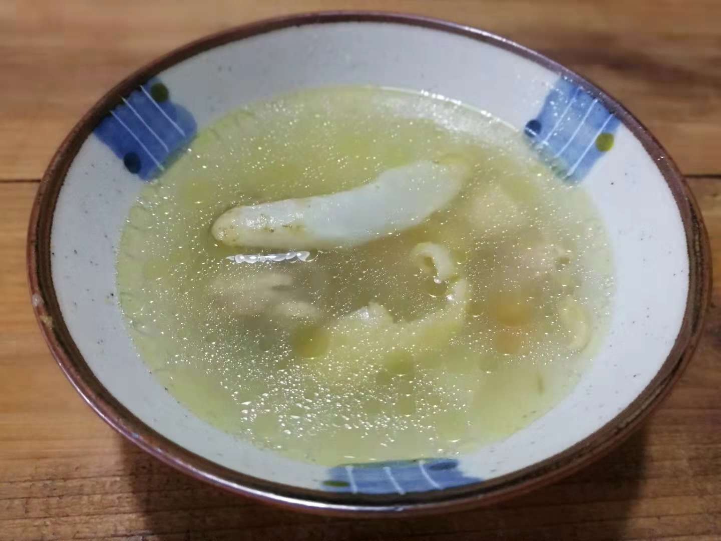 新鲜天麻炖土鸡，汤色乳白清香，可补脑明目，秋天要多喝！