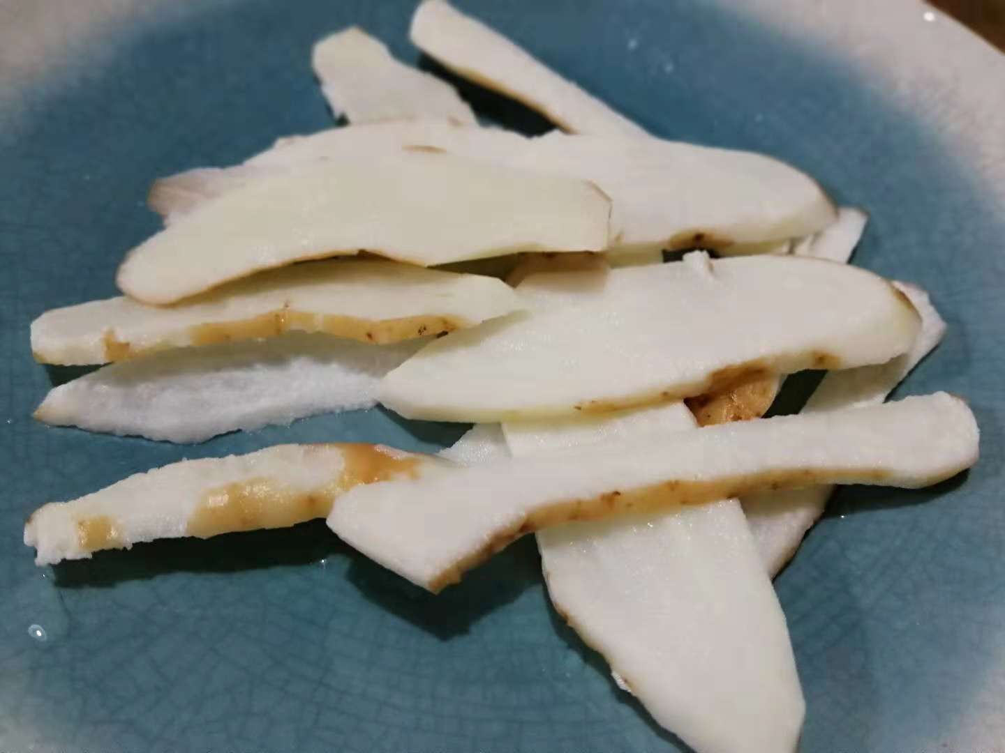 新鲜天麻炖土鸡，汤色乳白清香，可补脑明目，秋天要多喝！