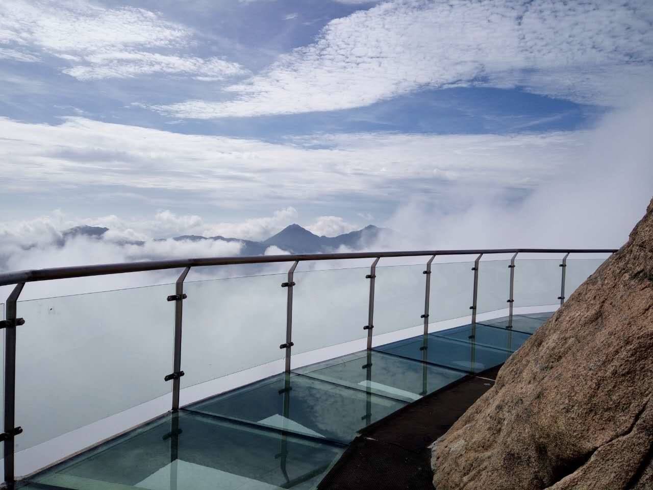 明堂山高空栈道由绝壁栈道,玻璃栈道,玻璃屋,玻璃眺望台及玻璃桥构成