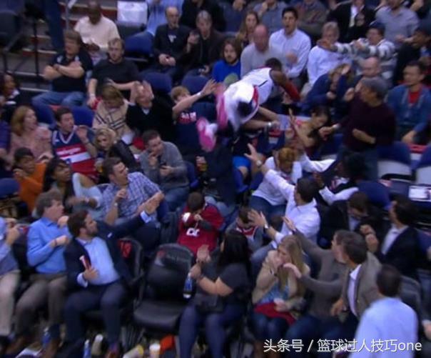 为什么nba的人单膝跪地(NBA8大经典救球瞬间：韦德单膝跪地救球，库里与奥尼尔待遇差别大)