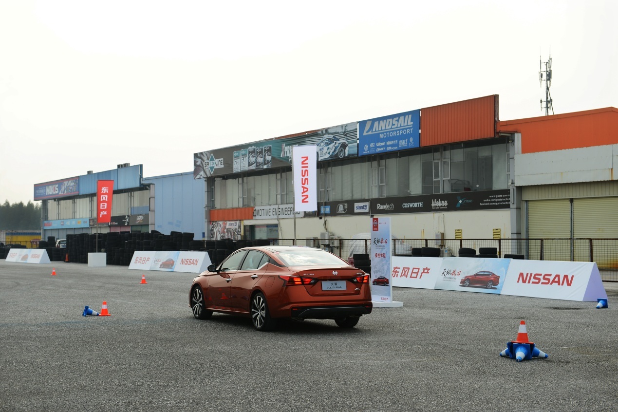 日产轿车40万超奥迪A6L，如今换代，公爵和天籁的往昔当下