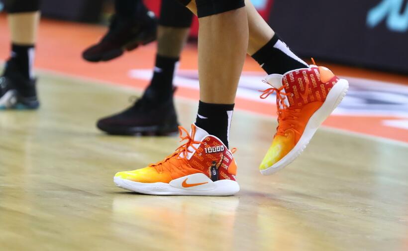 易建联一万分战靴(易建联的一万分之一,寡言,勤勉,还有那双nike球鞋)