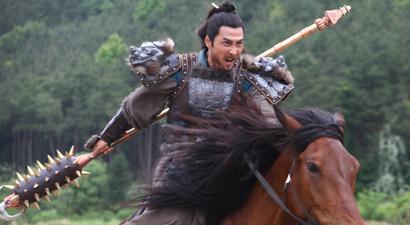 小说和影视作品中的人物都是通过艺术加工了的,历史上真实的单雄信远