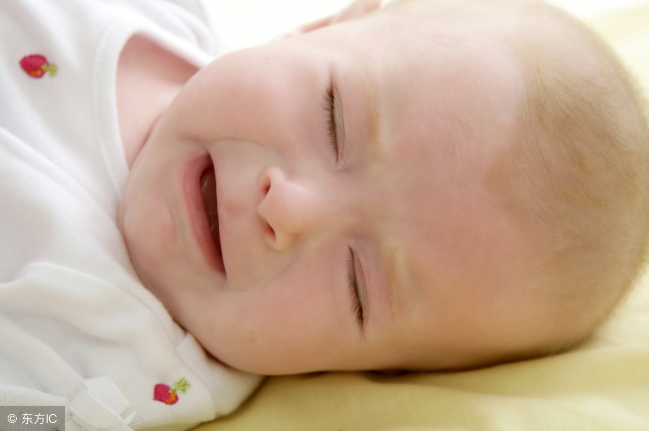 婴儿的后脑勺能睡平吗（新生儿头型睡扁不要慌）-幼儿百科-魔术铺