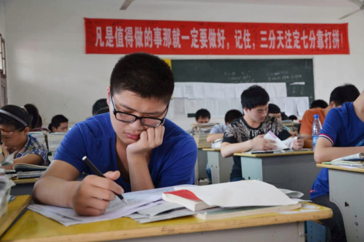 21年安徽高考500分却“无缘本科”，文理相差100分，文科生太难了