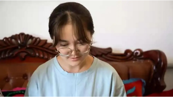 新疆女孩656考上北大，加分政策没问题，但却因母校问题引发热议