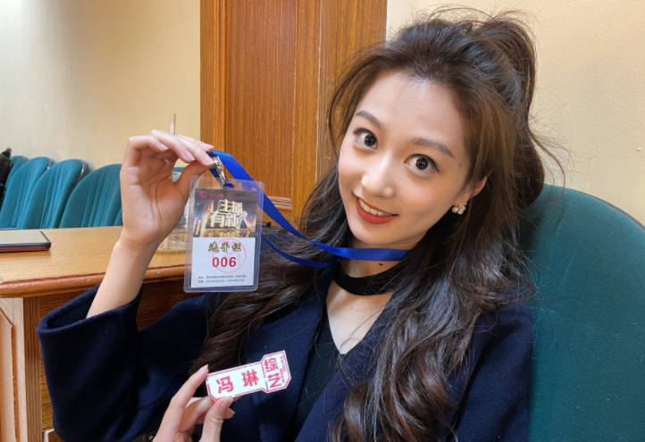 中传校花冯琳再次领诵，气质优雅彰显成熟，颇有董卿当年的风采