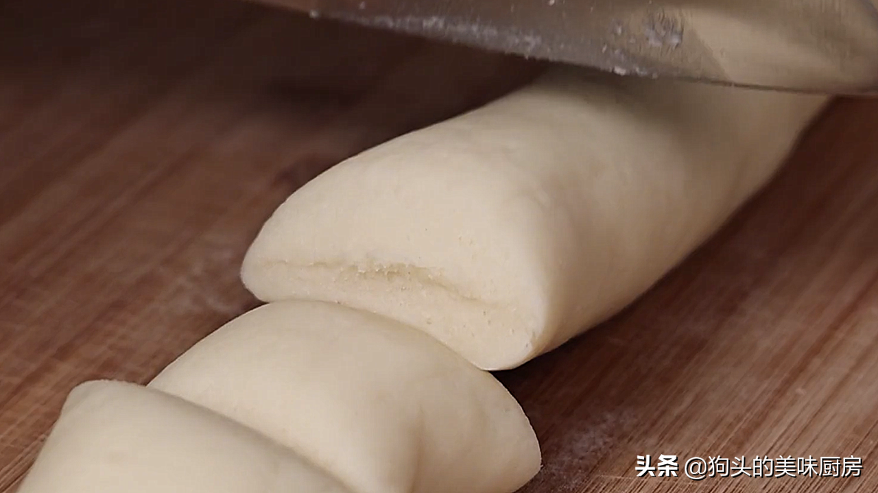 油炸糕总是做不好，大厨教你一招，鼓大泡又酥脆，保证不开裂