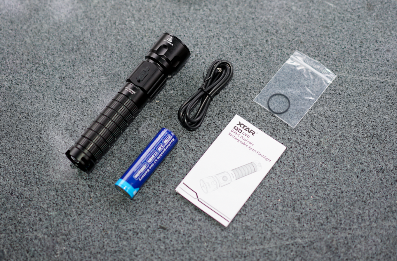 個頭大、亮度夠、續航長，還能變身充電寶！XTAR R30手電筒體驗