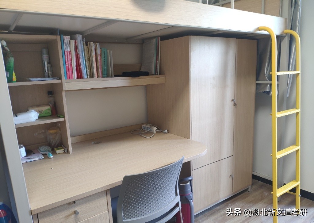 高校“最简陋”研究生宿舍上热搜！网友：叙利亚风上床下桌