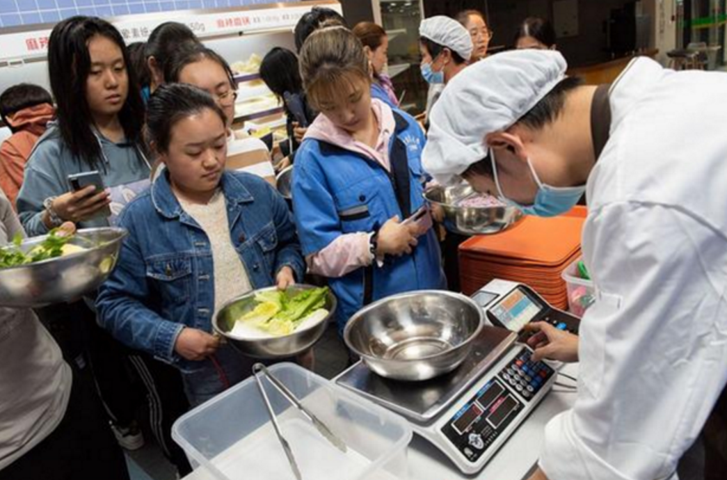 大学“地府级别”食堂火了！设计足够大胆，学生直言：吃饭像渡劫