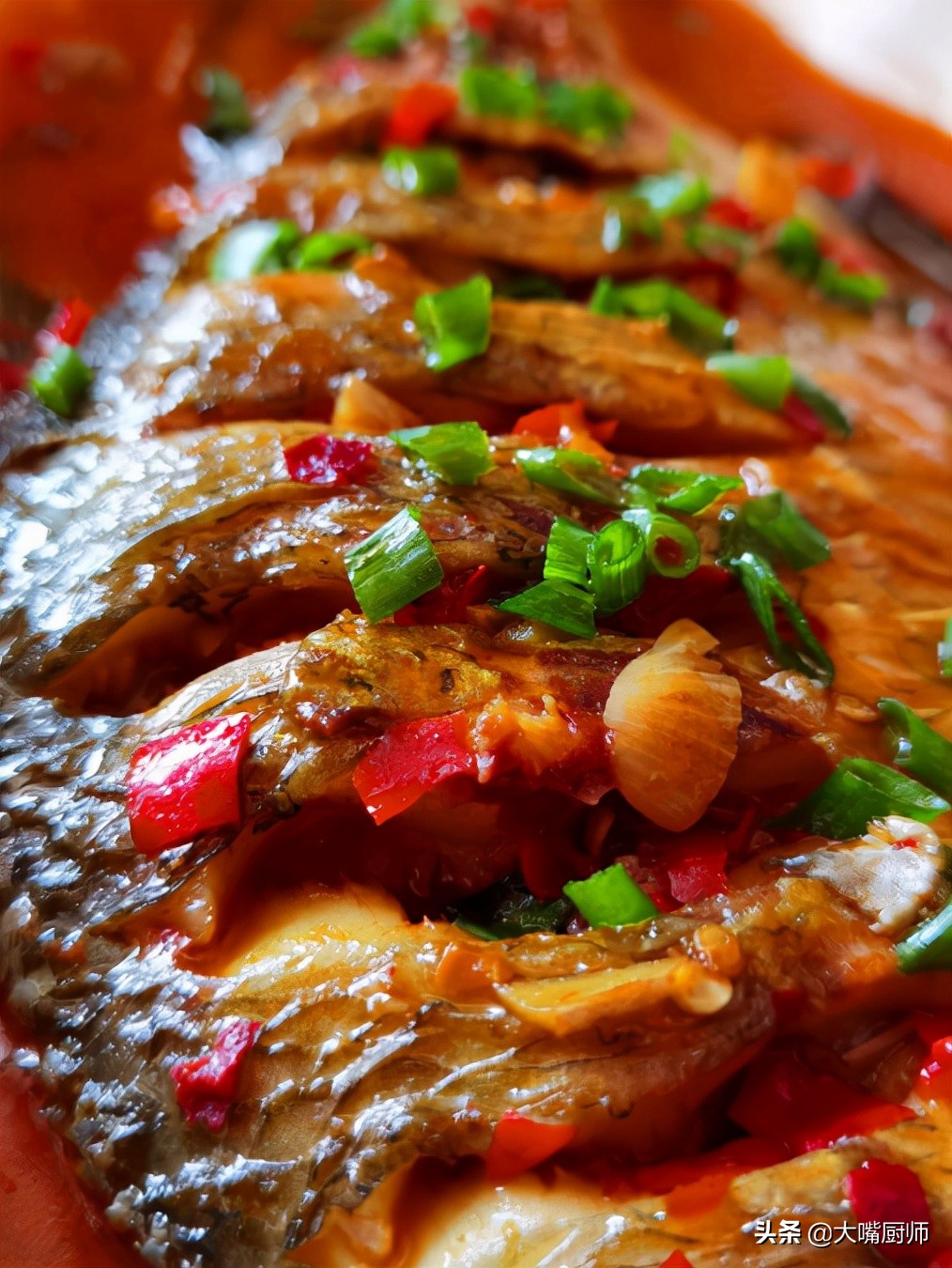 无论什么鱼，红烧时牢记3个技巧，鱼肉软嫩鲜美没腥味，太好吃了