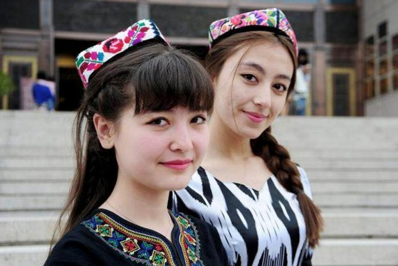 新疆考生以656分考进北大，高中就读学校公开后，引发网友关注