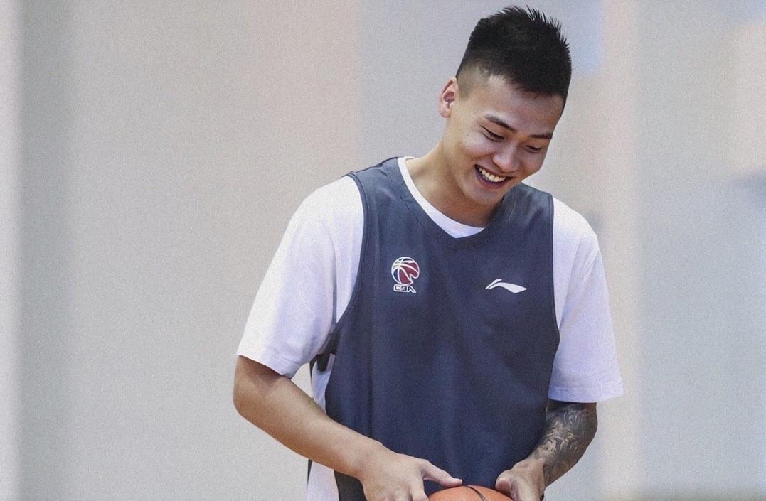 赵睿:草根球员出身,为打三号位增重,身穿兄弟球衣上台领奖