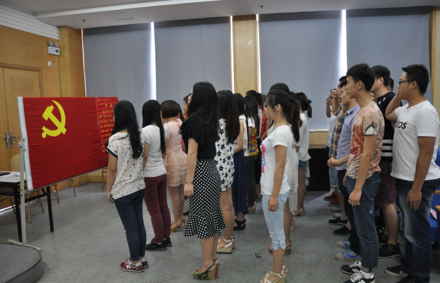 辅导员忠告，大一新生尽量申请入党，否则就业后难度会增大