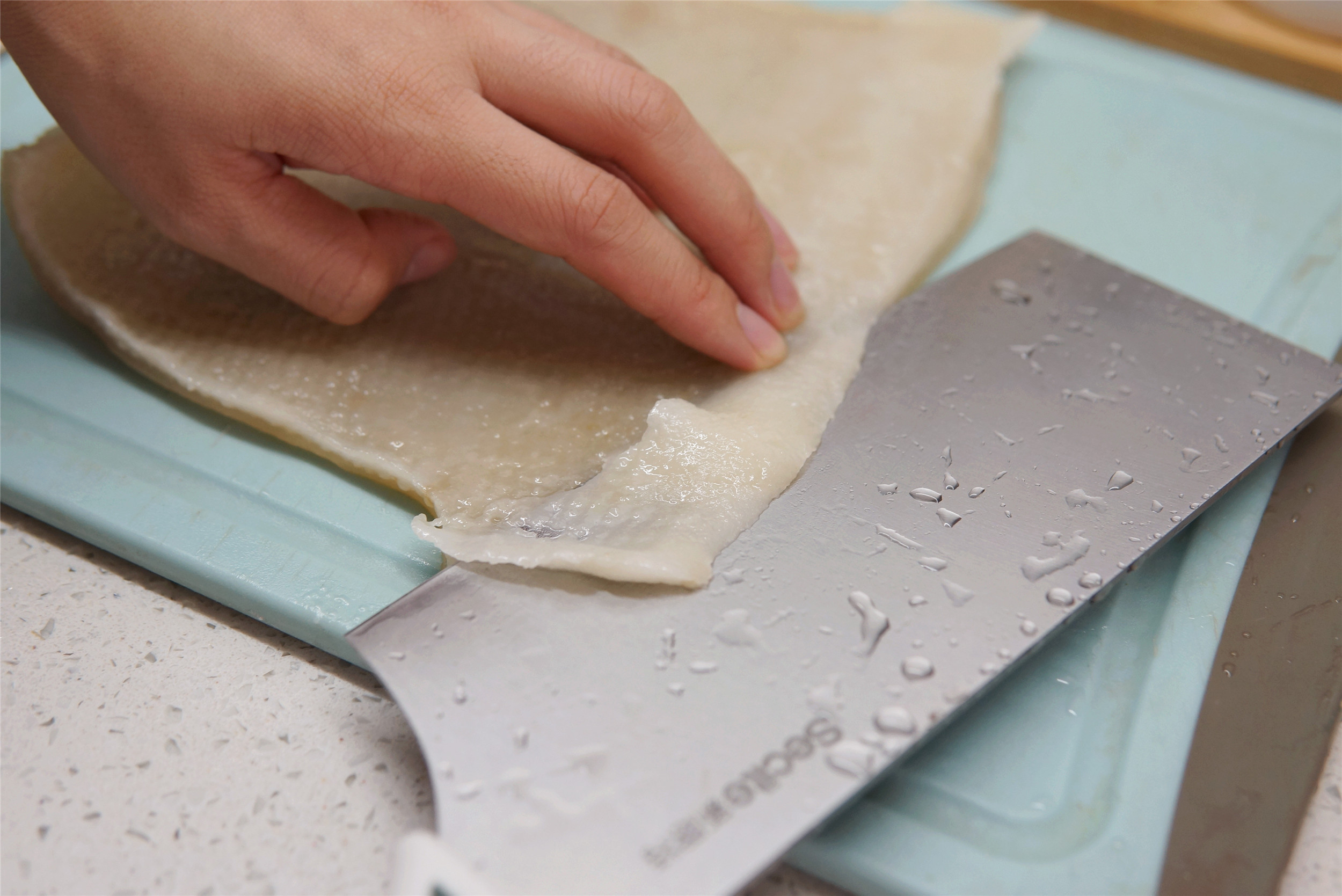 做猪皮冻，记住“1揉1刮2泡”，皮冻透亮弹牙，味道正成功率高