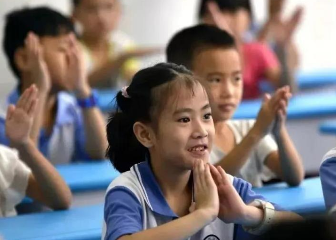 英语科目传来新消息，地位不降反升？英语降为副科的希望落空