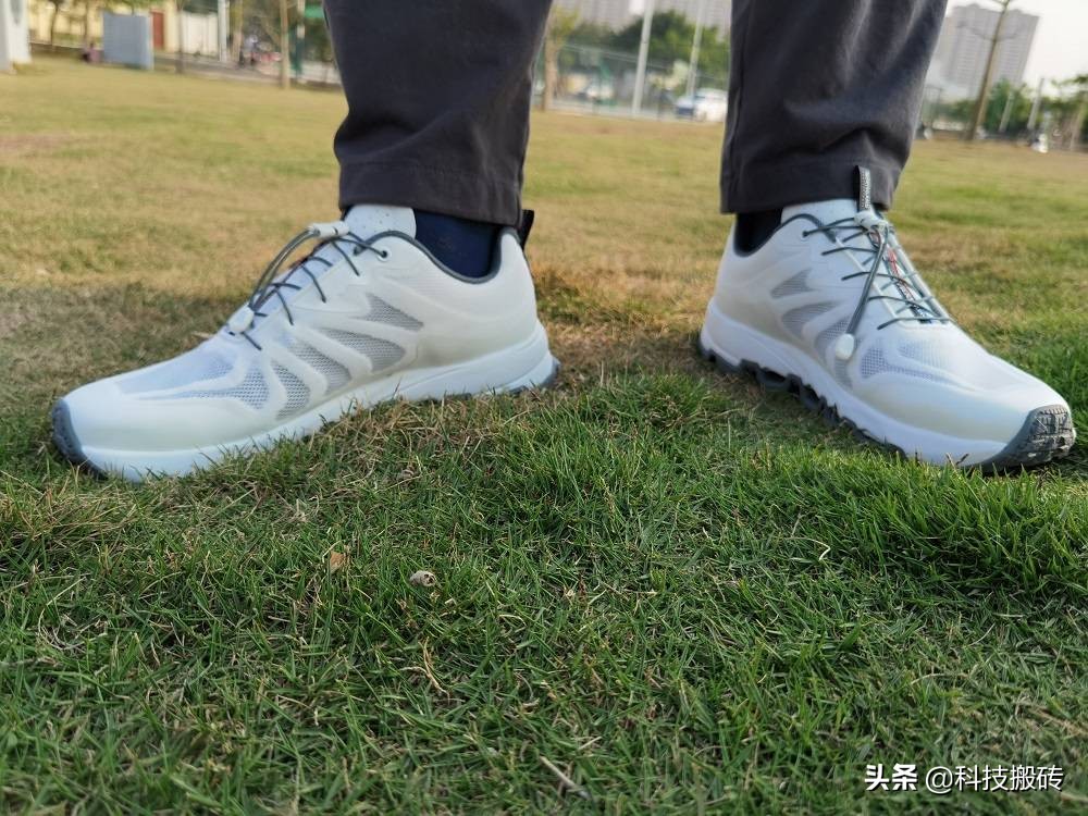 “拱桥式”鞋底，轻弹减震，诺诗兰SKYECO 徒步鞋体验