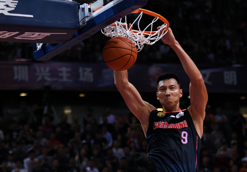 为什么nba进球大多都是扣篮(NBA都是单手扣篮，为何国内球员喜欢用双手？网友：因为做不到)