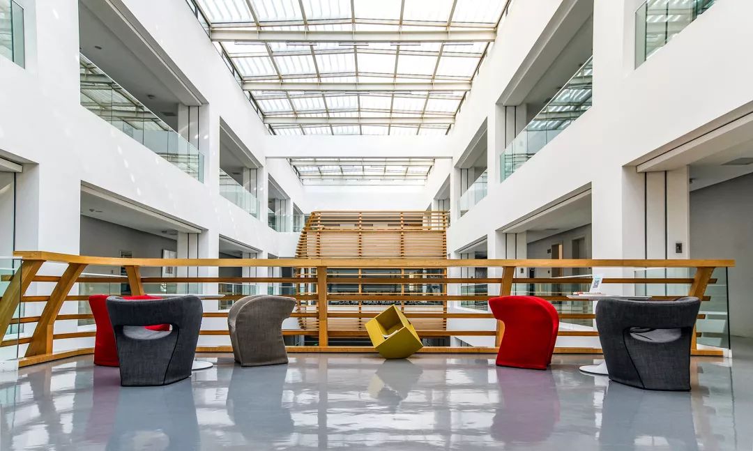 西安这座学费高达3万的大学，凭什么比985、211还受人欢迎？