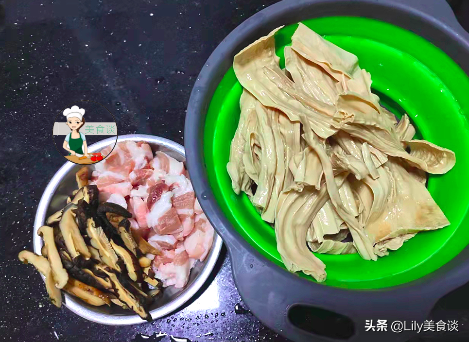 冬天，五花肉和它是绝配，泡软一煎一焖，简单又营养，多给孩子吃