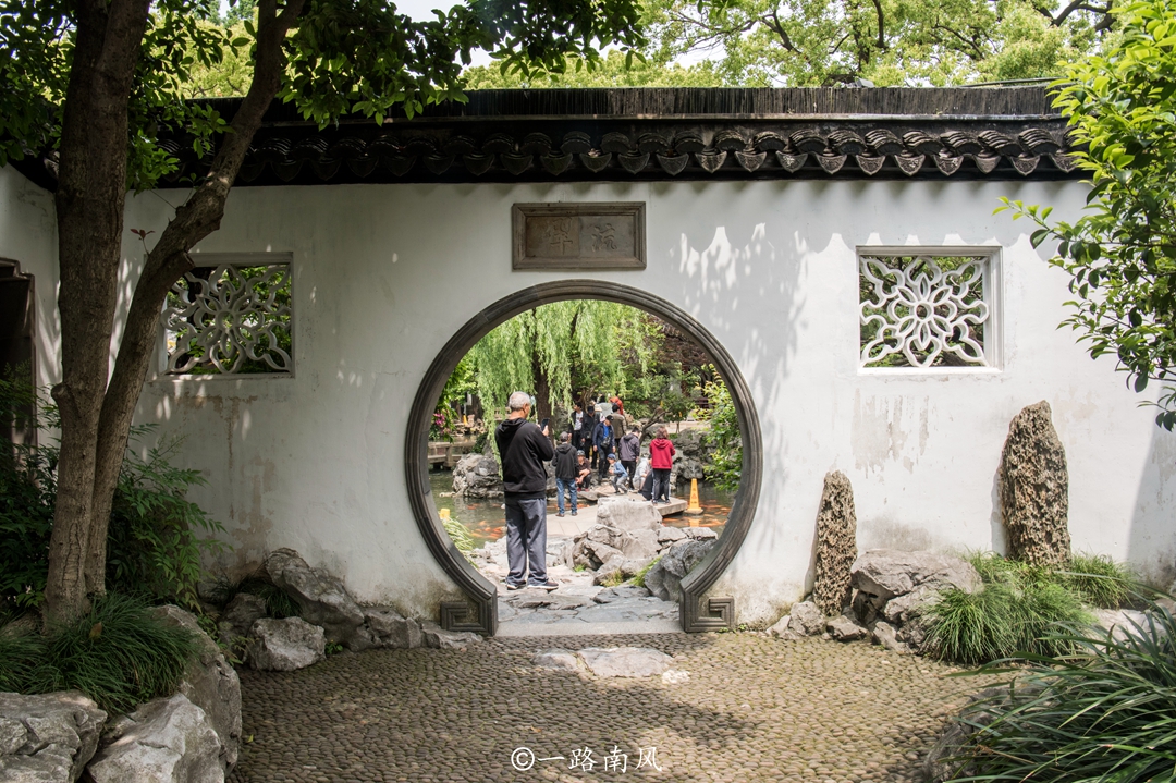 上海名气最大的古典园林，地铁站以它命名，已有400多年