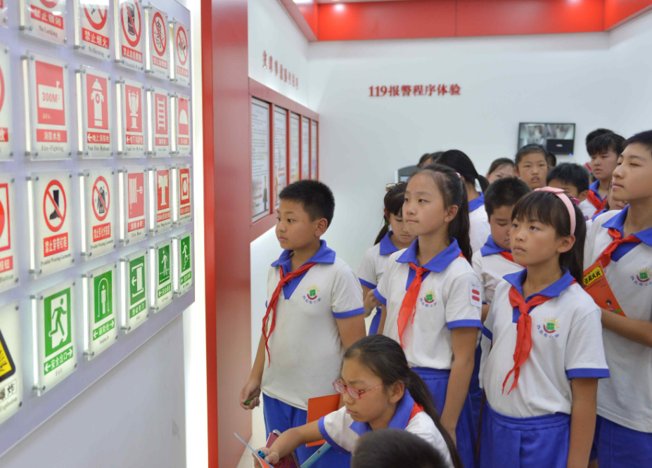 上海学校问卷调查涉及“自杀准备情况”，家长愤怒：在诱导自杀？