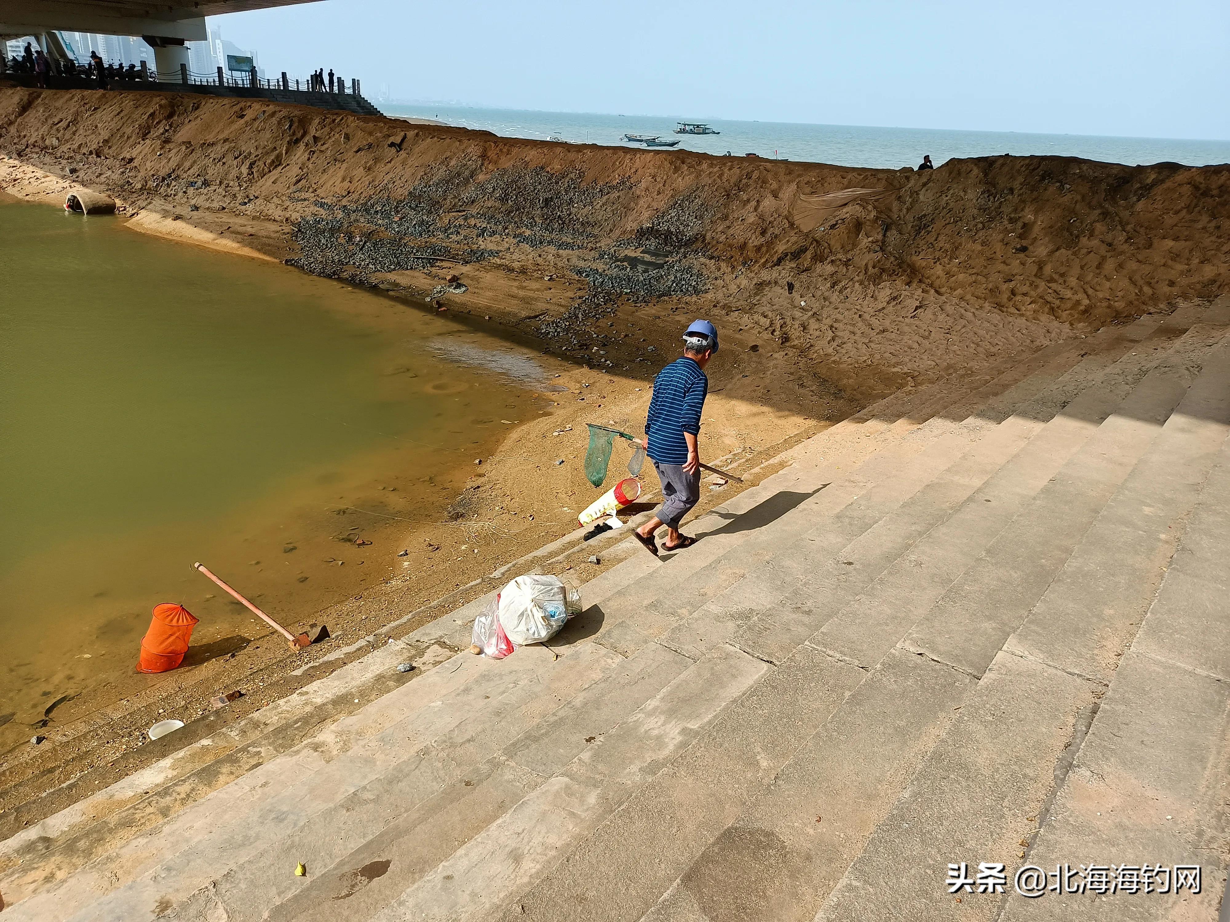 北海高德古镇周边海域用瓶子钓鱼游玩