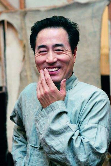 二婚迎娶90后、娇妻比杨玏小3岁,老戏骨杨立新