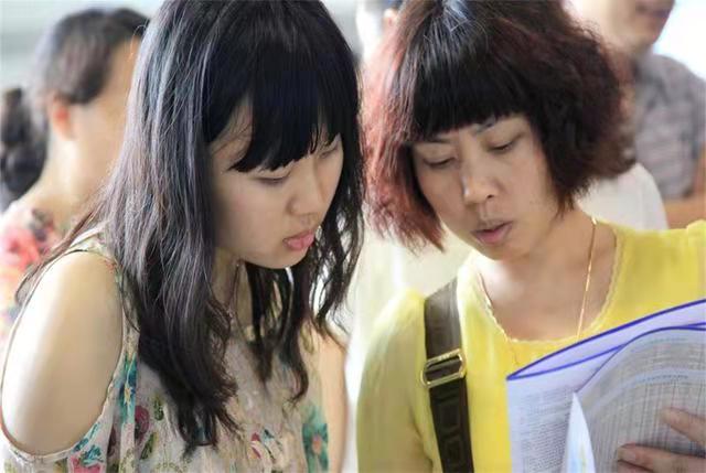 21年高考分数线预估出炉，降分已成定局，优等生却高兴不起来