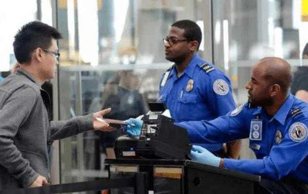 滑稽！因手机存有军训照片，赴美留学生被遣返，看看英国怎么做的