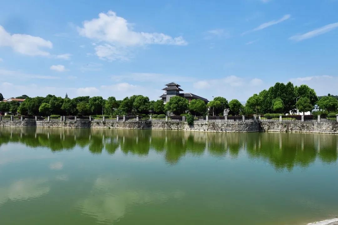 央视聚焦，中宣部“点赞”！湖北这所大学，坐落在5A级景区中