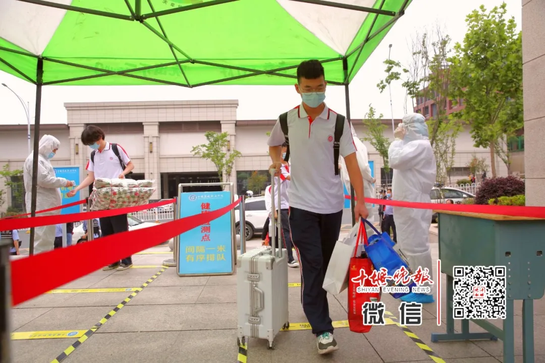 今天开学！刚刚在十堰这些学校拍下，这一幕等了太久