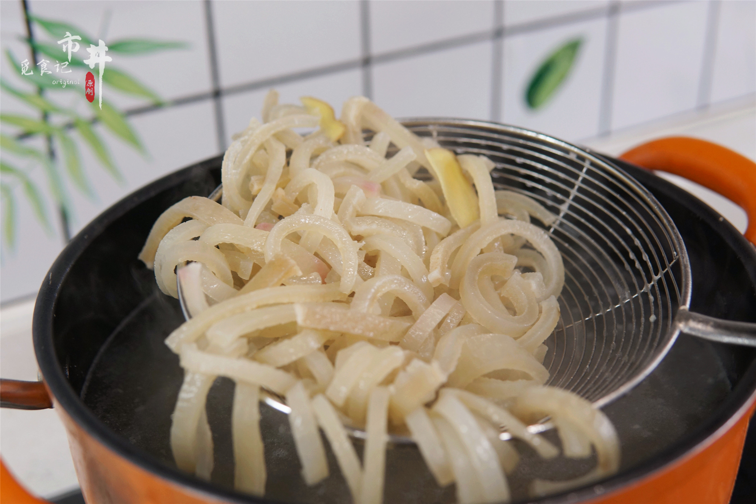 做猪皮冻，记住“1揉1刮2泡”，皮冻透亮弹牙，味道正成功率高