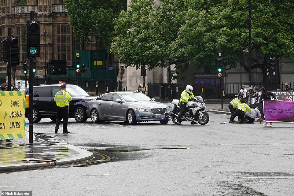 英超这个厂在哪里(解封第一天，比斯特挤爆！英超今晚开赛！英国鸡肉工厂爆发疫情)