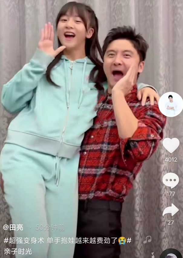 幸福！田亮重现8年前与女儿温情瞬间，单手抱13岁森碟直呼费劲