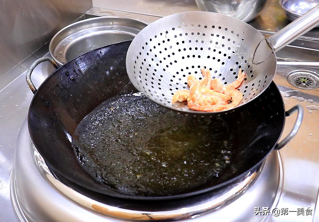 这才是干锅虾的正确做法，厨师长教你详细做法，香辣下饭，真解馋