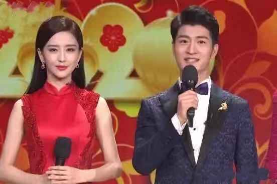 2020央视春晚，“最帅”主持人尹颂，他只是毕业于这所普通大学