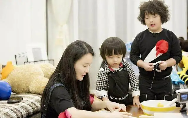 孩子不打不成材？日本立法禁止父母体罚孩子，家长这样教育才正确