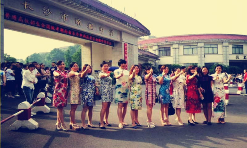 高考民间有哈讲究（穿旗袍送孩子高考）