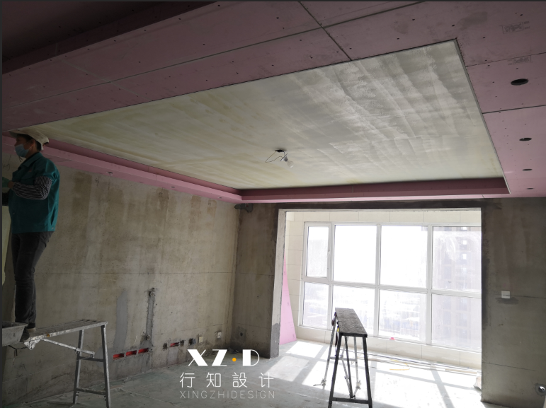 施工跟踪：电视墙暖咖色，其他墙面浅灰色，设计师不同阶段分享