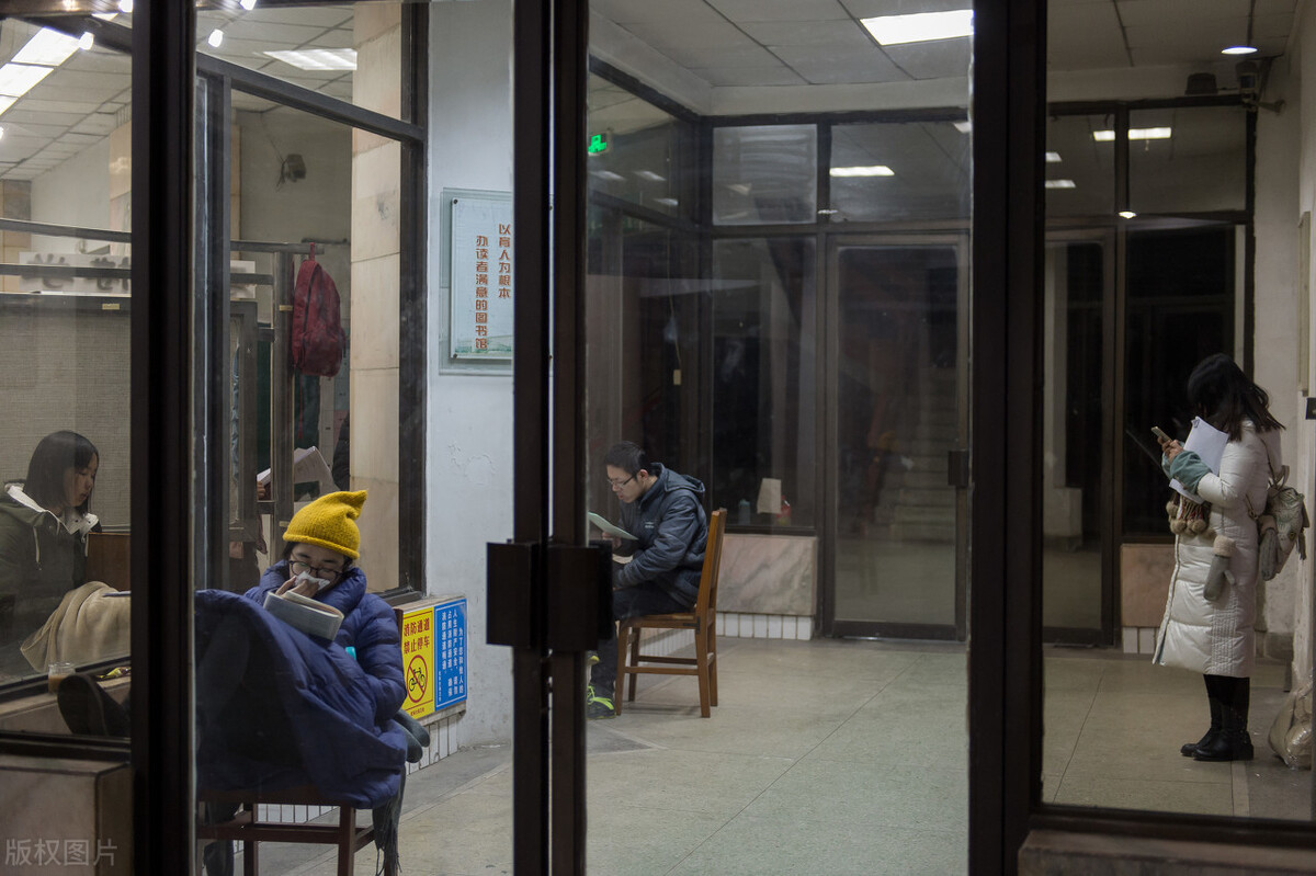 邮费到付？研究生录取通知书能有多“寒碜”，看完只想吐槽