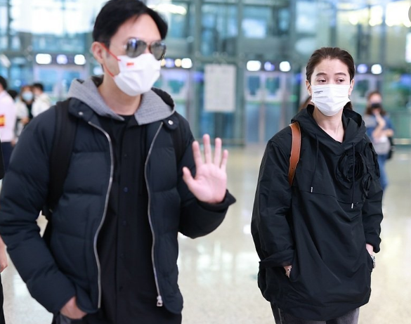 袁咏仪气质感真好，穿黑色上衣朴素却不普通，50岁女人该好好学学