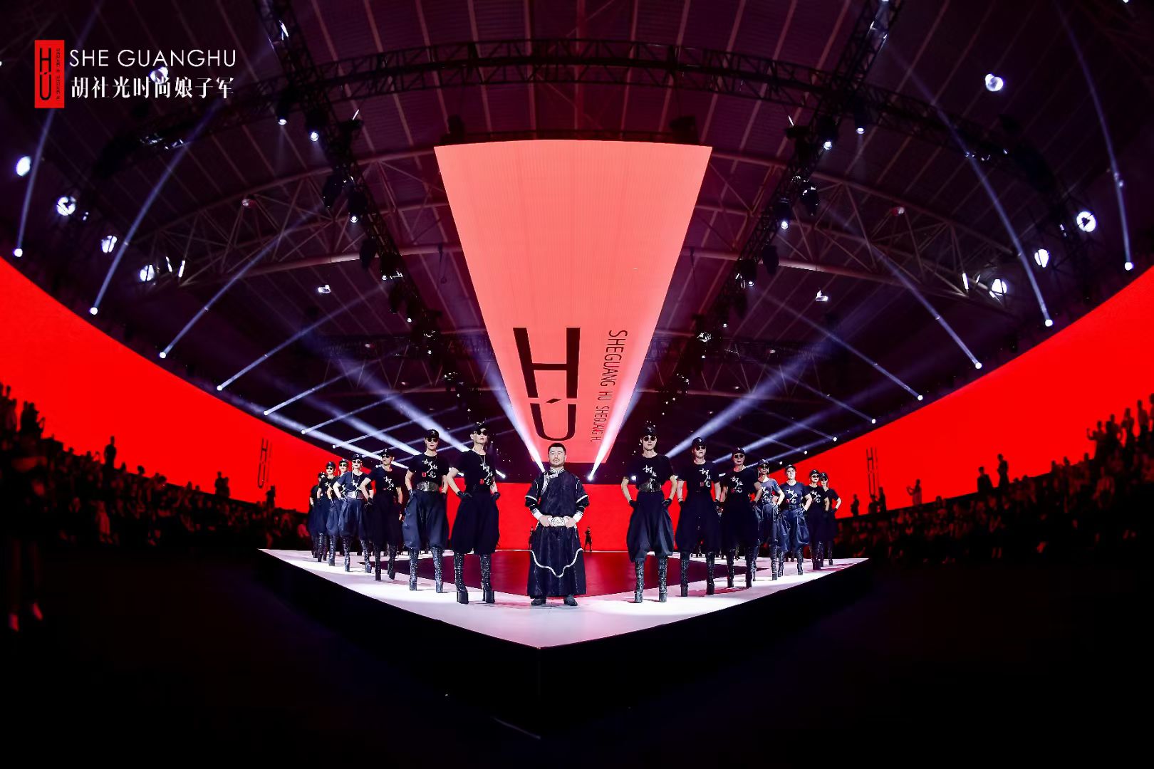 作“21世纪的赫本”胡社光时尚娘子军展示中国当代女性魅力