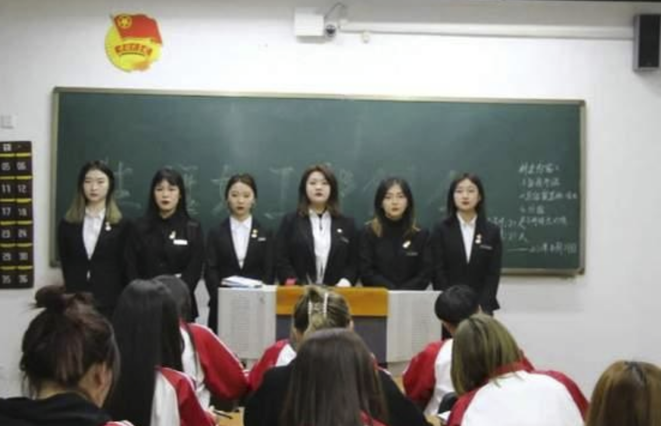 “查寝姐”张美玉被爆居家抑郁，她到底错哪了？该追根溯源